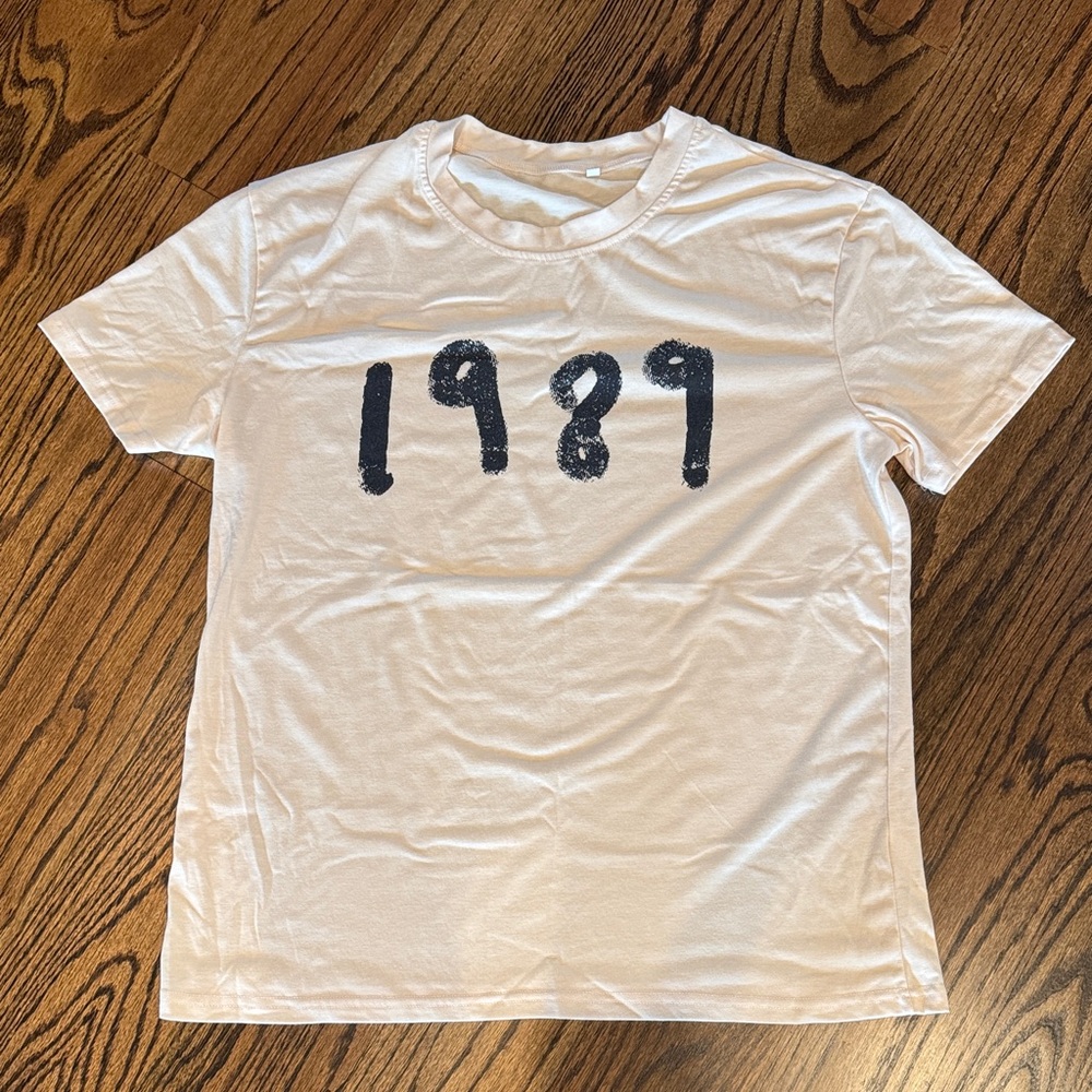 1989 Graphic T-Shirt in Cream Taylor Swift TS